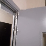 Вандалы в Волга Лайф запенили дверь