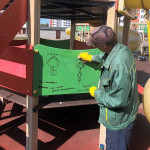 УК устраняет вандальные надписи с детской площадки и домов