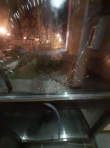 Неадекватный сосед разбил входную дверь