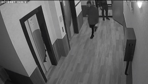 Два идиота в подъезде