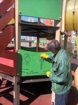 УК устраняет вандальные надписи с детской площадки и домов