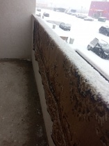 Житель угрожает соседям и мусорит в подъезде