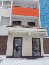 Житель угрожает соседям и мусорит в подъезде