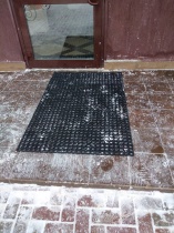 УК уложила антискользящие ковры у дверей подъездов