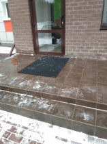 УК уложила антискользящие ковры у дверей подъездов